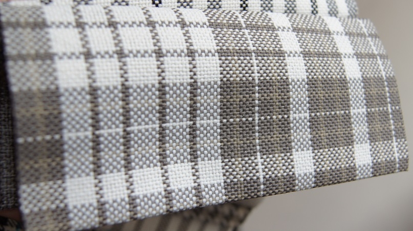 Kratka czy pasy? Jak wybrać wzorzystą tkaninę obiciową do nowoczesnych mebli